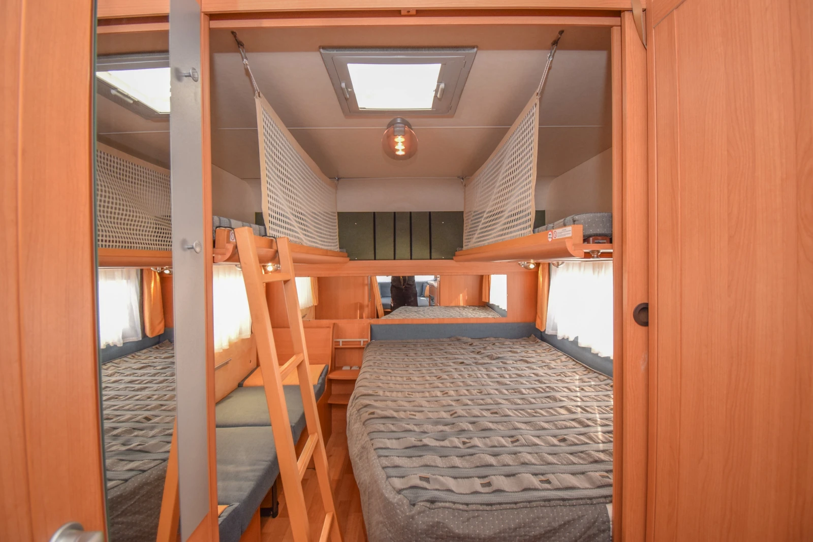 Каравана Knaus Royale 580 UK-UE/7-местна, снимка 14 - Каравани и кемпери - 56041180