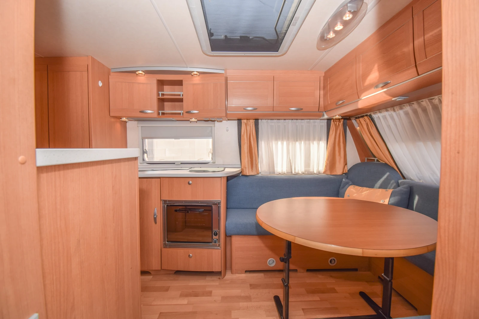 Каравана Knaus Royale 580 UK-UE/7-местна, снимка 5 - Каравани и кемпери - 56041180