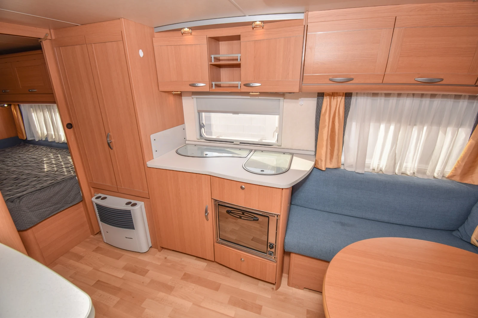 Каравана Knaus Royale 580 UK-UE/7-местна, снимка 9 - Каравани и кемпери - 56041180