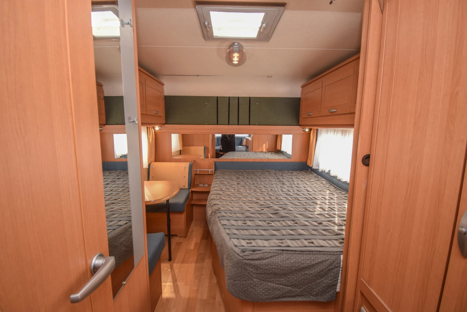 Каравана Knaus Royale 580 UK-UE/7-местна, снимка 13 - Каравани и кемпери - 56041180