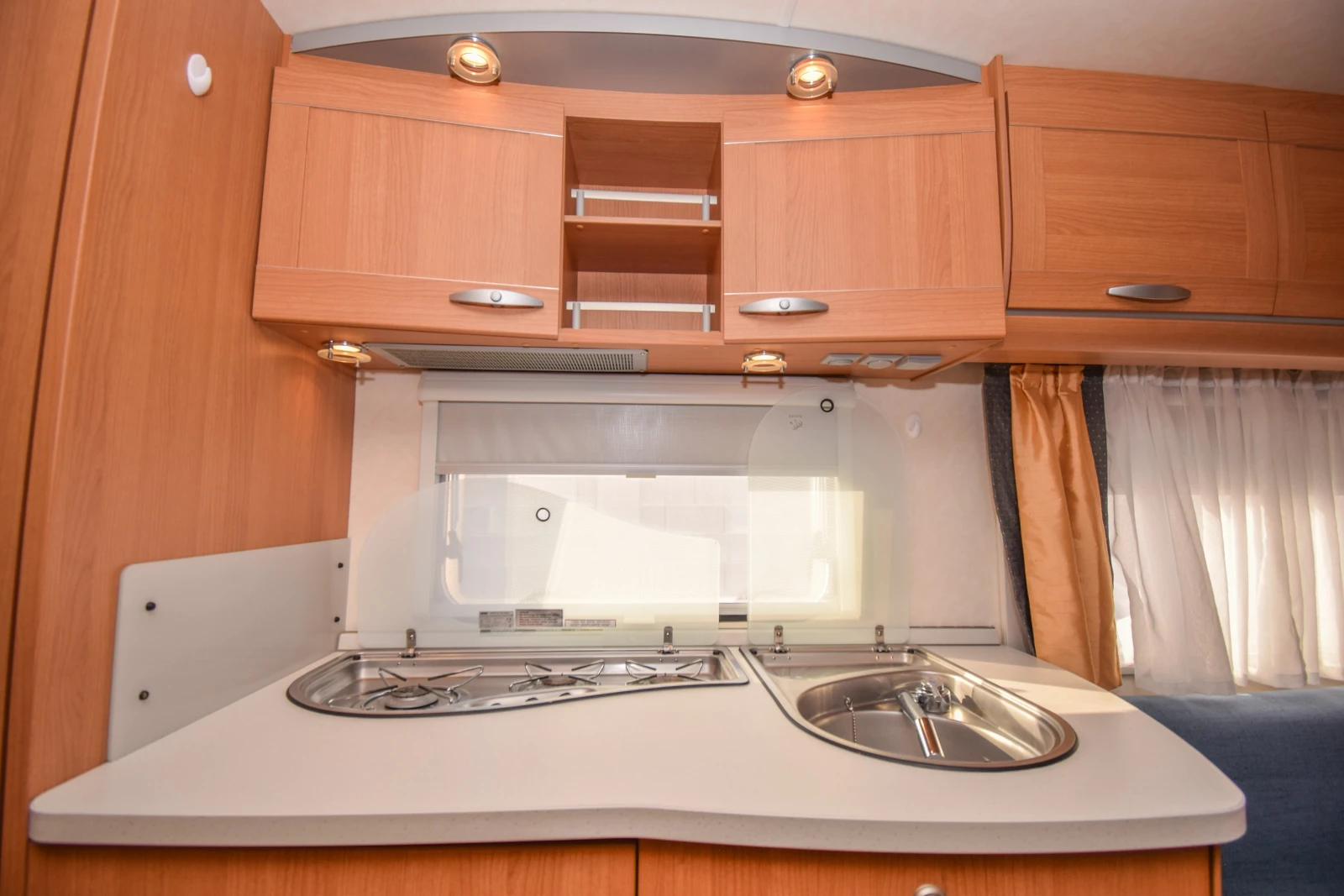 Каравана Knaus Royale 580 UK-UE/7-местна, снимка 10 - Каравани и кемпери - 56041180