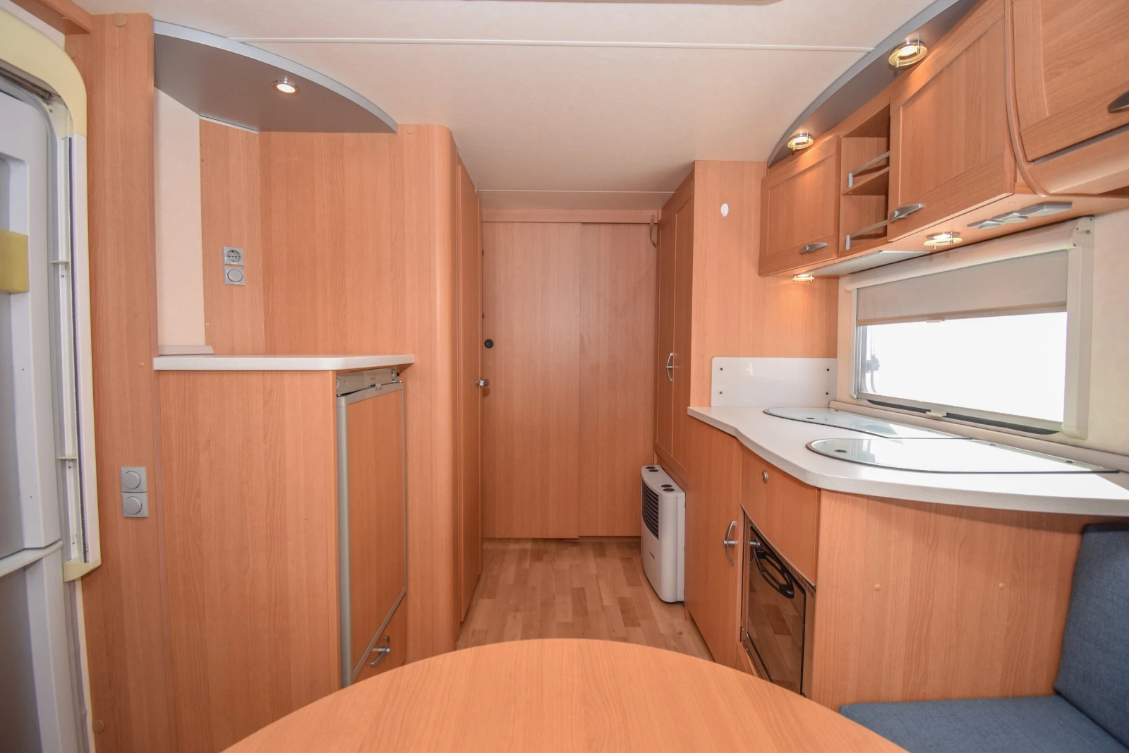 Каравана Knaus Royale 580 UK-UE/7-местна, снимка 8 - Каравани и кемпери - 56041180
