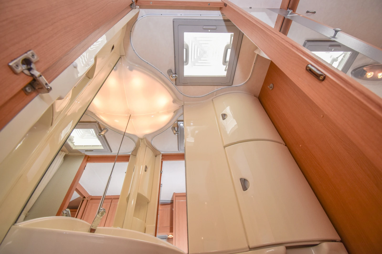 Каравана Knaus Royale 580 UK-UE/7-местна, снимка 16 - Каравани и кемпери - 56041180