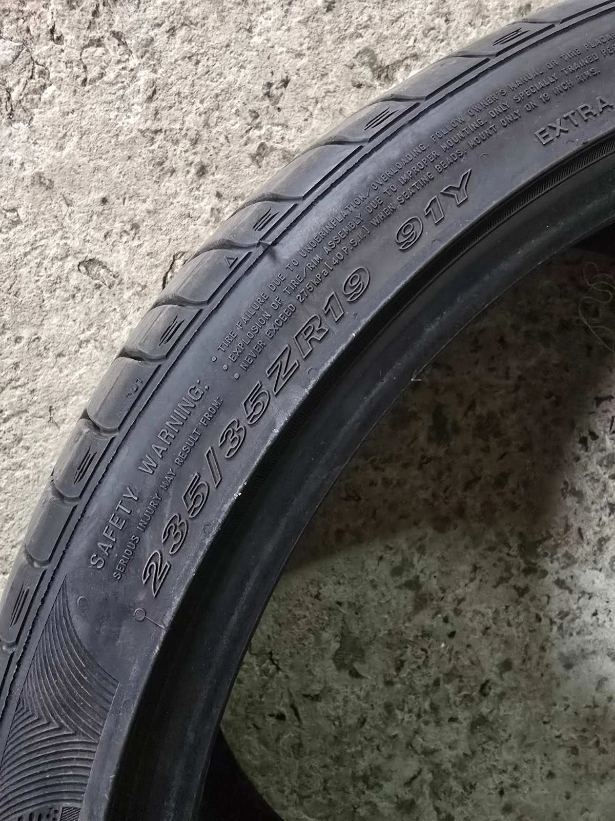 Гуми Летни 235/35R19, снимка 2 - Гуми и джанти - 55205970