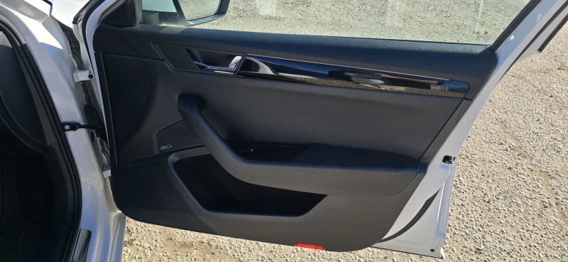 Skoda Superb 1.8 tsi L&K, снимка 17 - Автомобили и джипове - 52867001