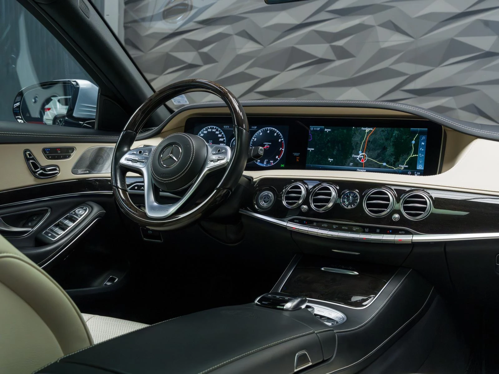 Mercedes-Benz S 560 Maybach 4MATIC* 3XTV* BURM* 360* ОБДУХВ* МАСАЖ* HU, снимка 9 - Автомобили и джипове - 53869044