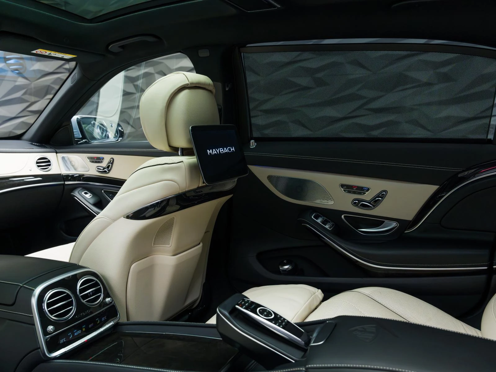 Mercedes-Benz S 560 Maybach 4MATIC* 3XTV* BURM* 360* ОБДУХВ* МАСАЖ* HU, снимка 5 - Автомобили и джипове - 53869044