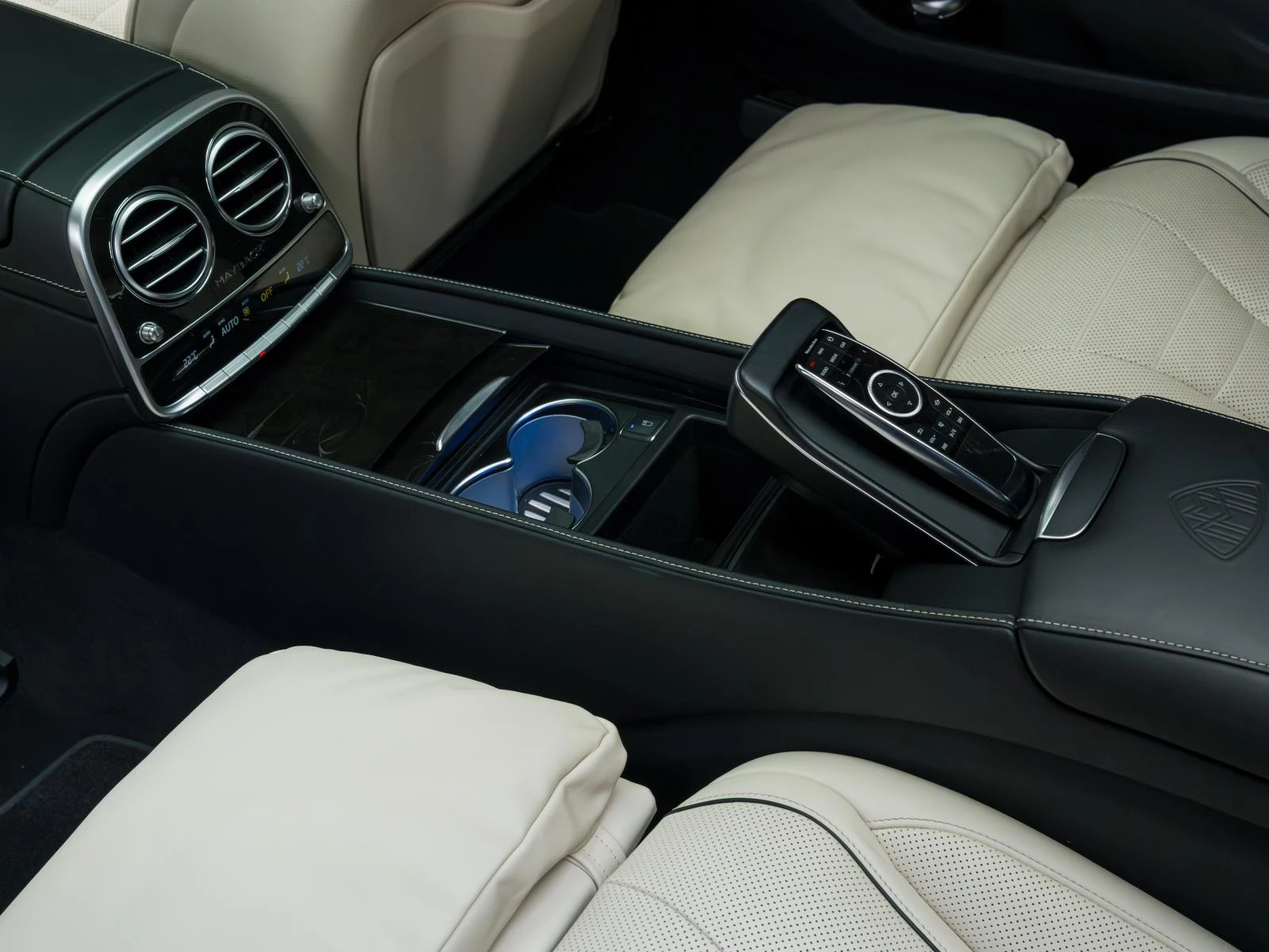 Mercedes-Benz S 560 Maybach 4MATIC* 3XTV* BURM* 360* ОБДУХВ* МАСАЖ* HU, снимка 6 - Автомобили и джипове - 53869044