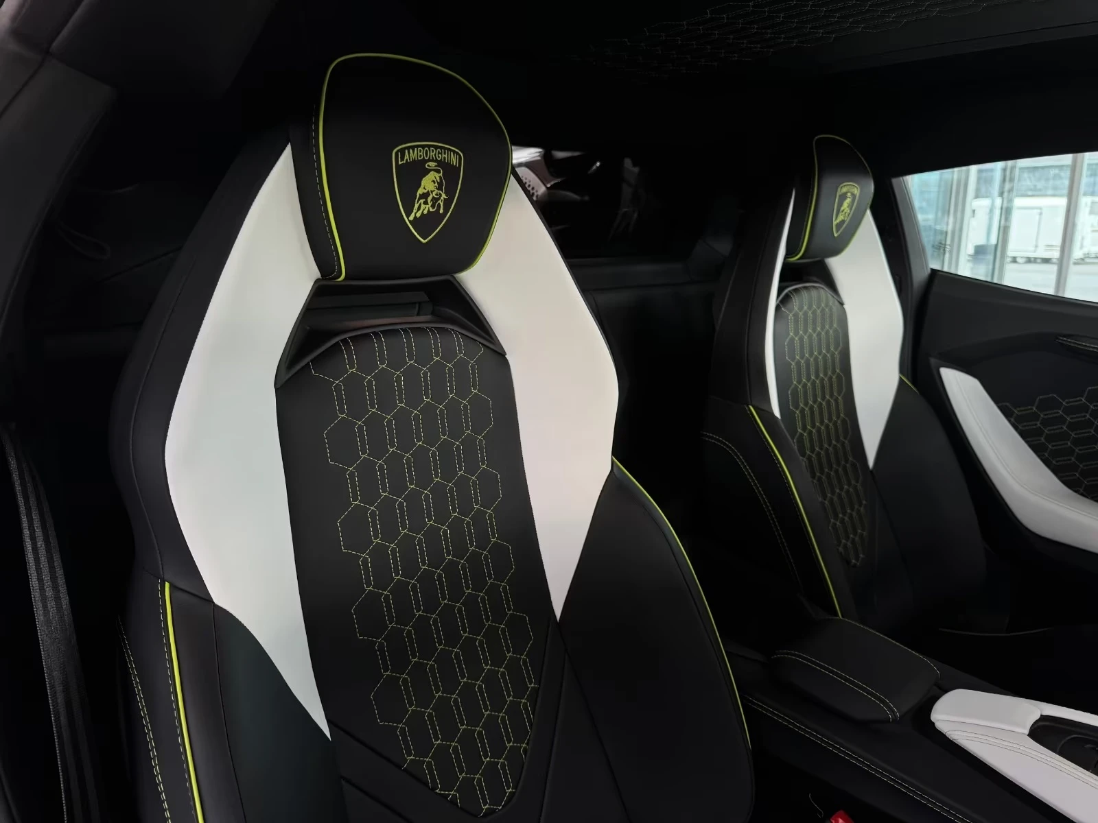 Lamborghini Revuelto CARBON, снимка 8 - Автомобили и джипове - 53892684
