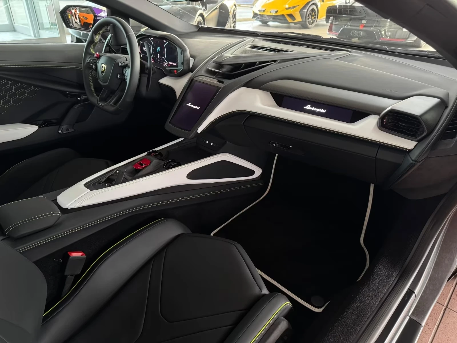 Lamborghini Revuelto CARBON, снимка 7 - Автомобили и джипове - 53892684