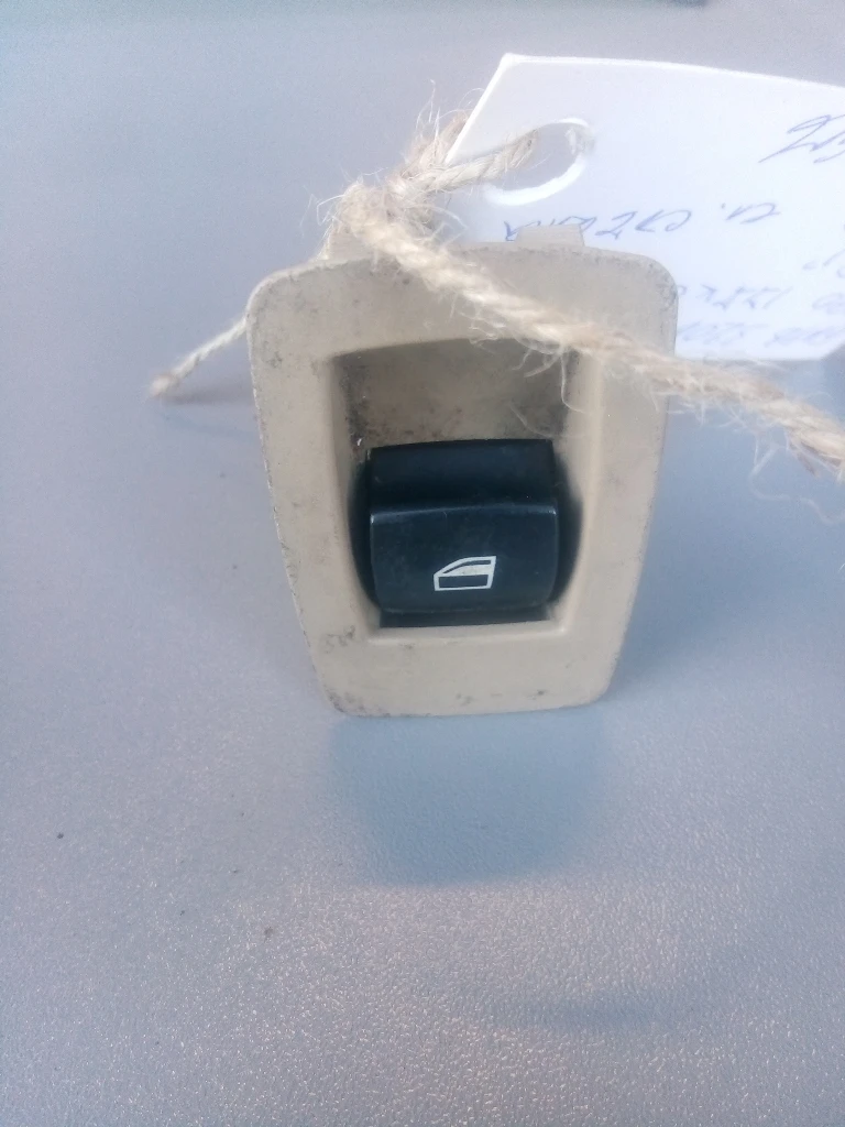 Копче ел стъкло задно дясно Бмв 320д Е90