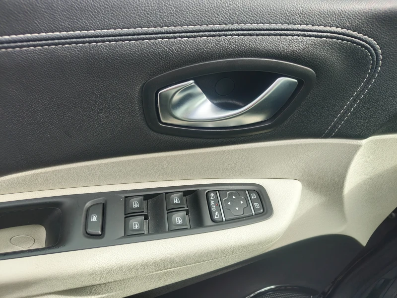 Renault Captur Initial paris /keyless Швейцария , снимка 11 - Автомобили и джипове - 51943258