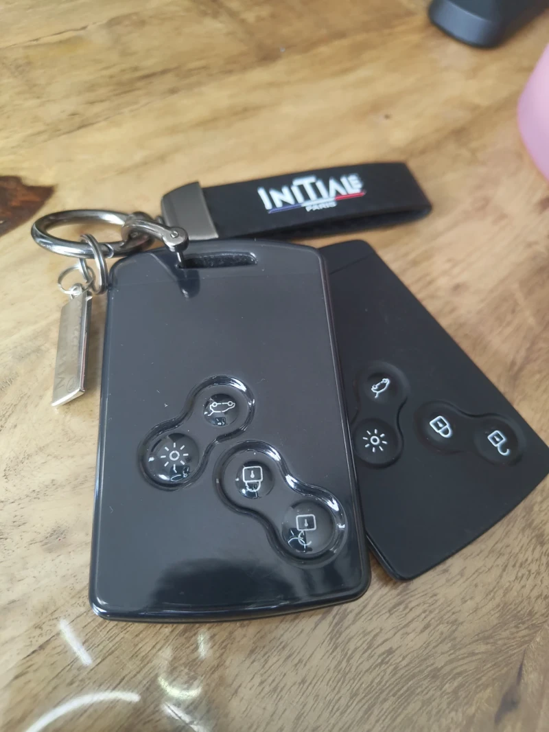 Renault Captur Initial paris /keyless Швейцария , снимка 17 - Автомобили и джипове - 51943258