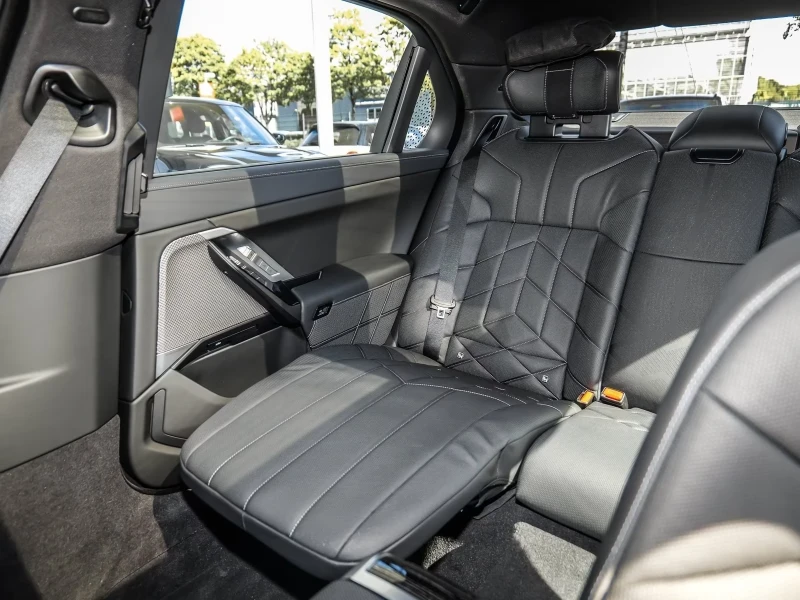 BMW 740 d xDrive SkyLounge KeyGO 360 Обдух MASSAGE B&W , снимка 8 - Автомобили и джипове - 51989549