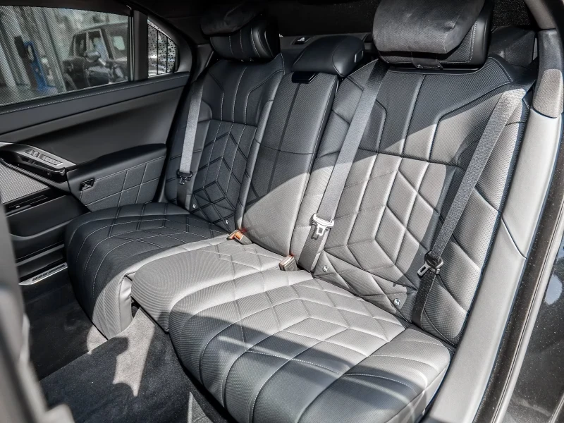 BMW 740 d xDrive SkyLounge KeyGO 360 Обдух MASSAGE B&W , снимка 9 - Автомобили и джипове - 51989549