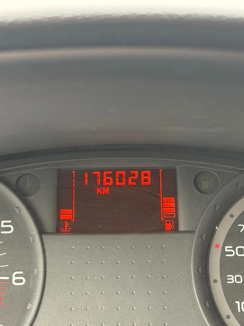 Renault Clio 1.6бензин 16V, снимка 12 - Автомобили и джипове - 53236316