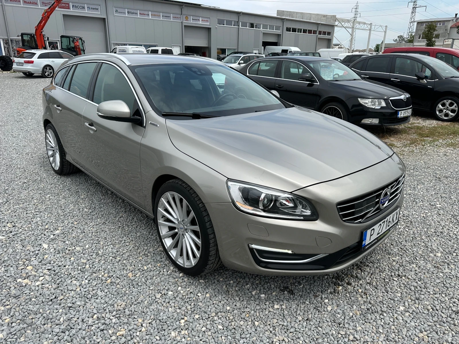 Volvo V60 D6 Plug-in Hybrid SUMMUM - изображение 2