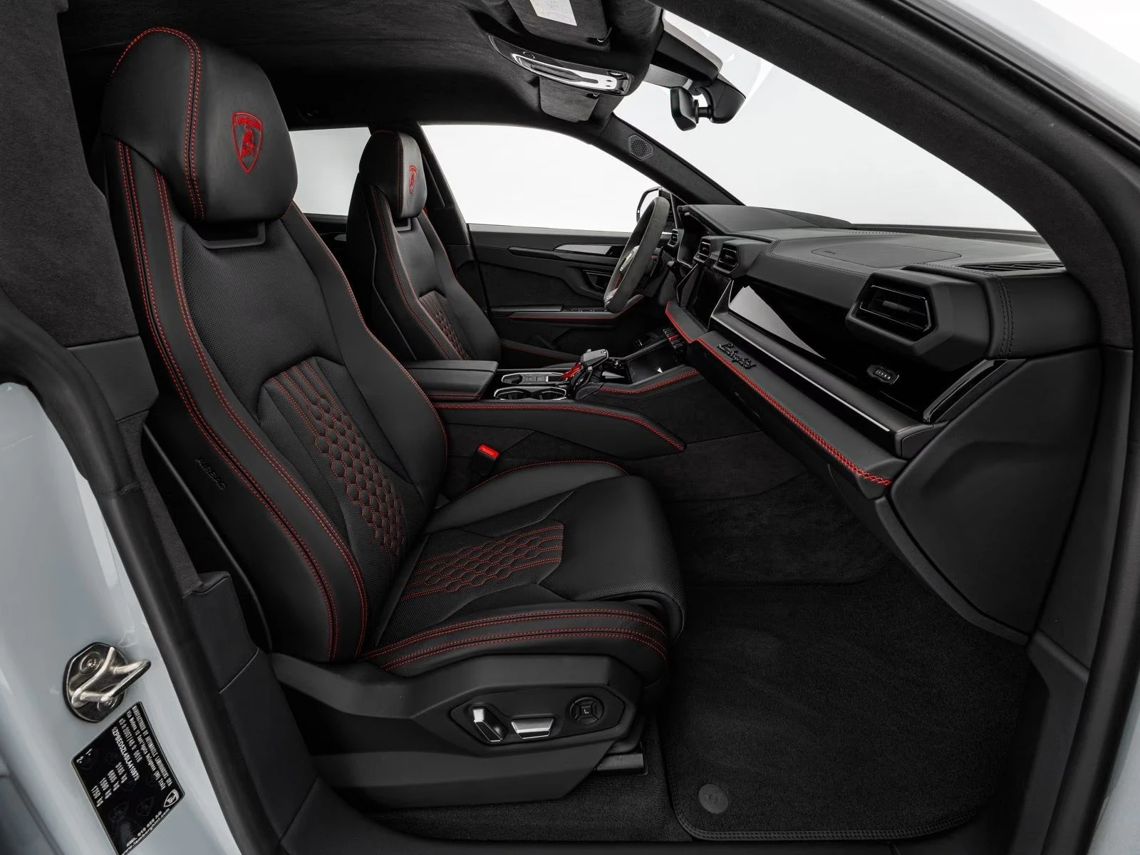 Lamborghini Urus SE / FACELIFT / CARBON / CERAMIC / B&O/ AKRAPOVIC/, снимка 13 - Автомобили и джипове - 55747835