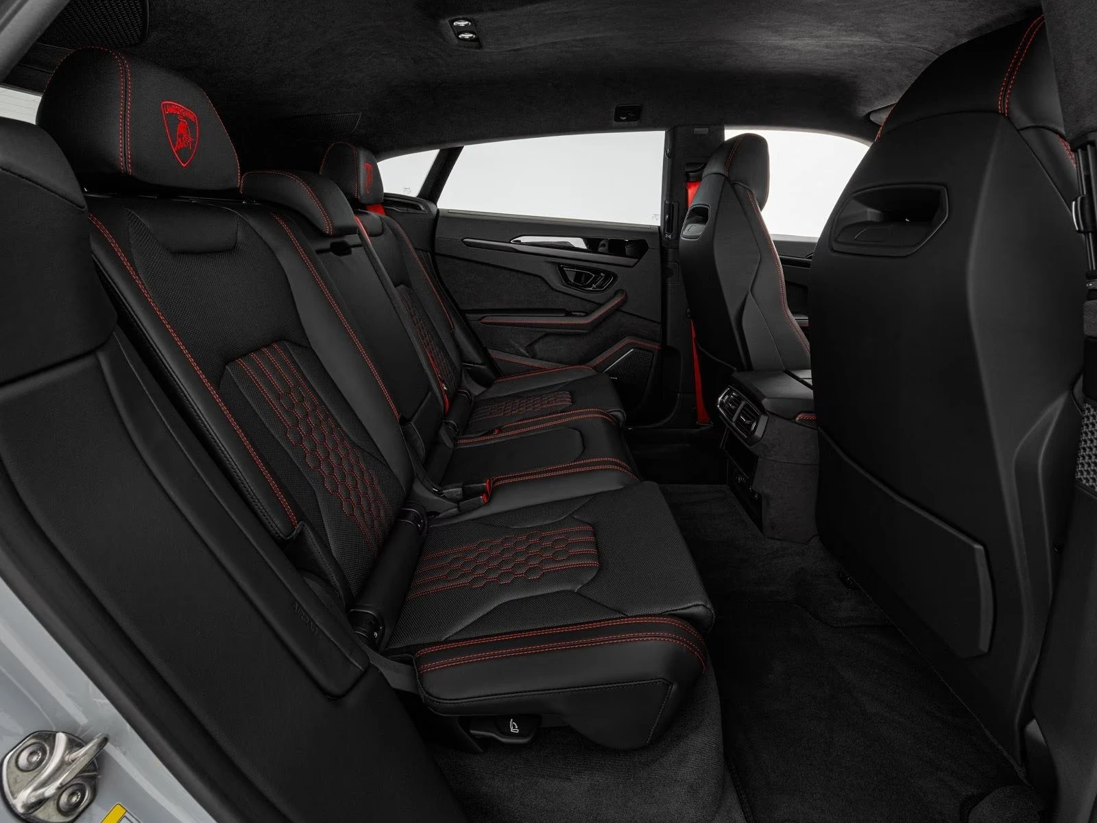 Lamborghini Urus SE / FACELIFT / CARBON / CERAMIC / B&O/ AKRAPOVIC/, снимка 14 - Автомобили и джипове - 55747835