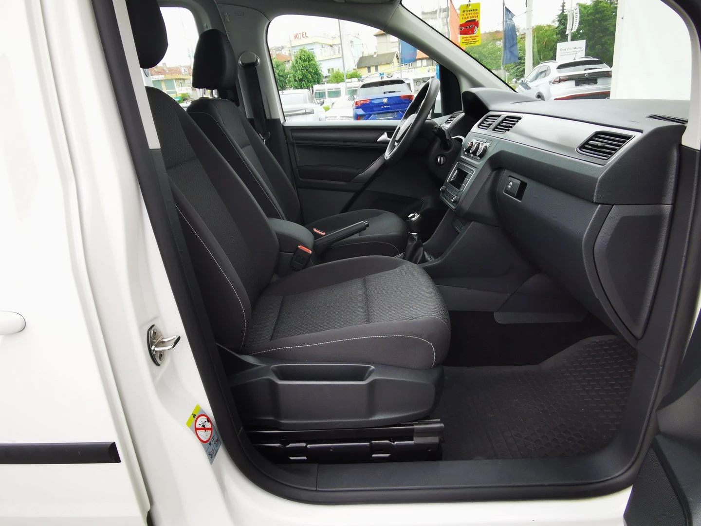 VW Caddy Trendline TDI 4MO BMT 7 места - изображение 6