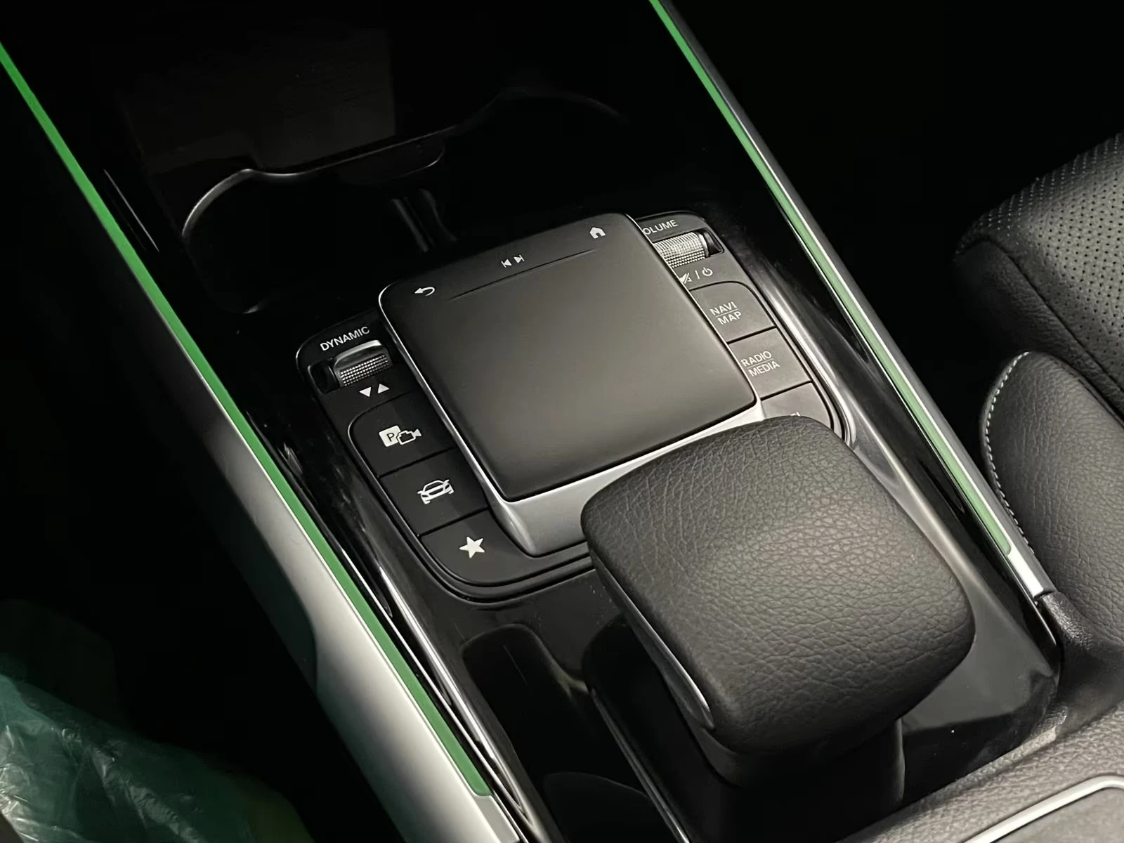 Mercedes-Benz EQB 350/4MATIC/292HP/AMG/7S/PANO/MEMO/HUD/415q, снимка 12 - Автомобили и джипове - 54941508