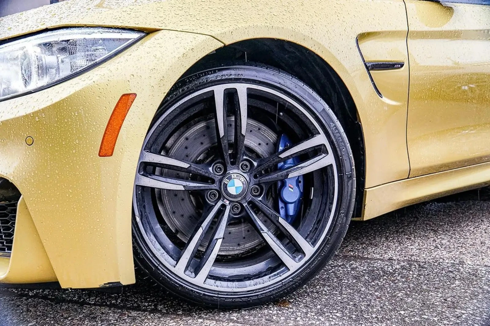 BMW M4 Coupe* HUD* CARBON* HARMAN/KARDON, снимка 4 - Автомобили и джипове - 55595677