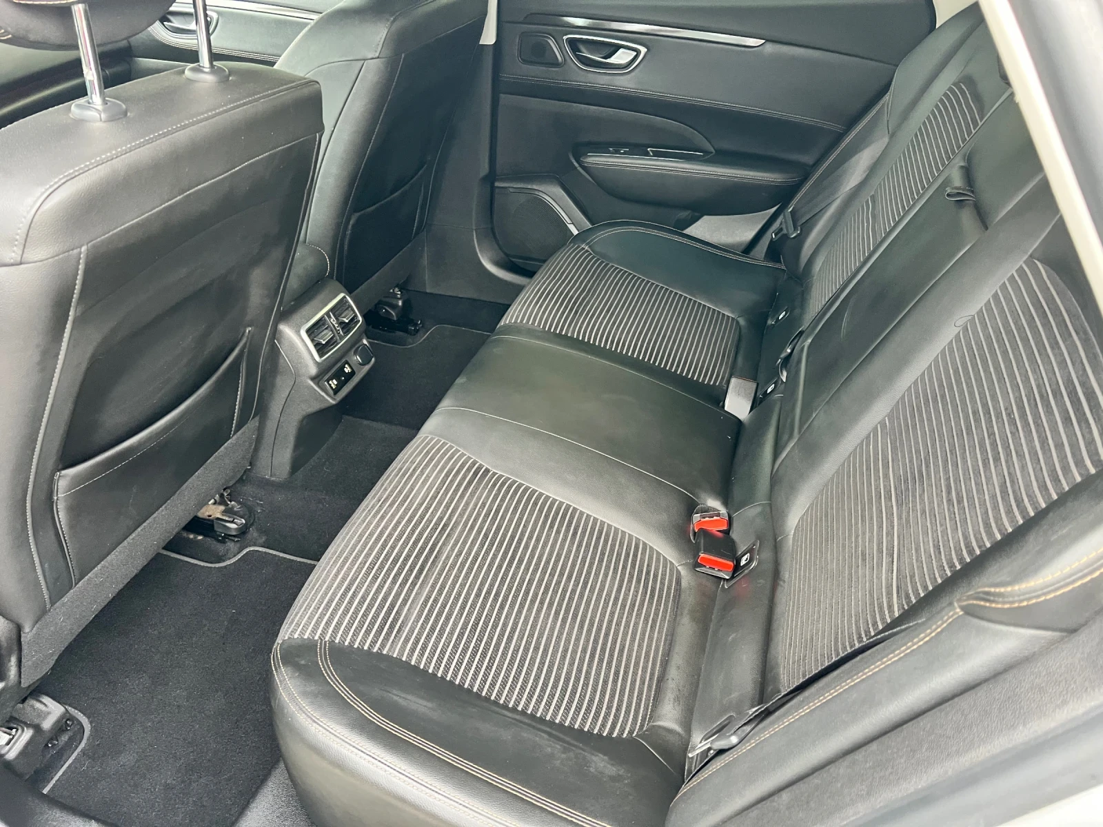 Renault Talisman 1.6 160 пано автомат, снимка 14 - Автомобили и джипове - 56010579