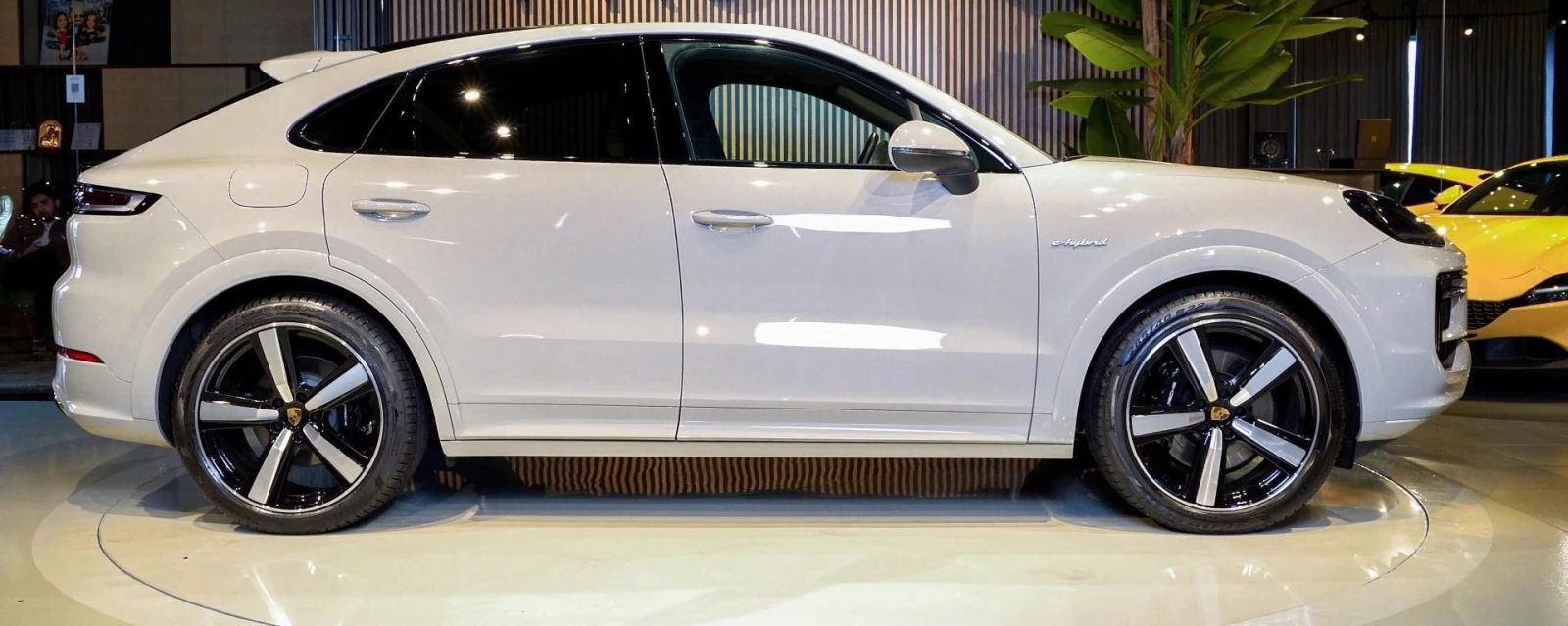 Porsche Cayenne Coupe 3.0 V6 E-Hybrid - изображение 2