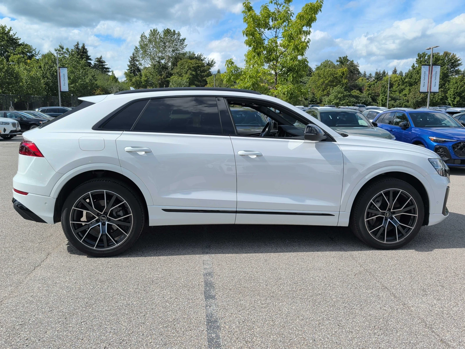 Audi Q8 * Progressiv * BLACK OPTIC* DIS* ОБДУХВАНЕ* , снимка 3 - Автомобили и джипове - 56099066