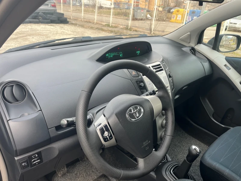 Toyota Yaris 1.0i Климатик! Напълно обслужена!, снимка 15 - Автомобили и джипове - 48696685