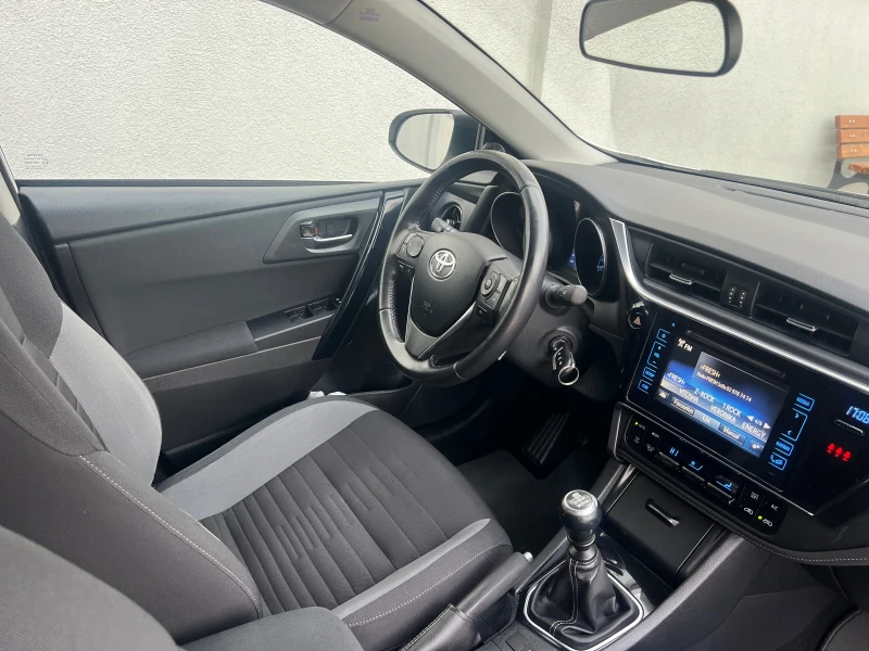 Toyota Auris * 1.6D4D* Facelift* 3xTOP..!!!, снимка 15 - Автомобили и джипове - 52135011