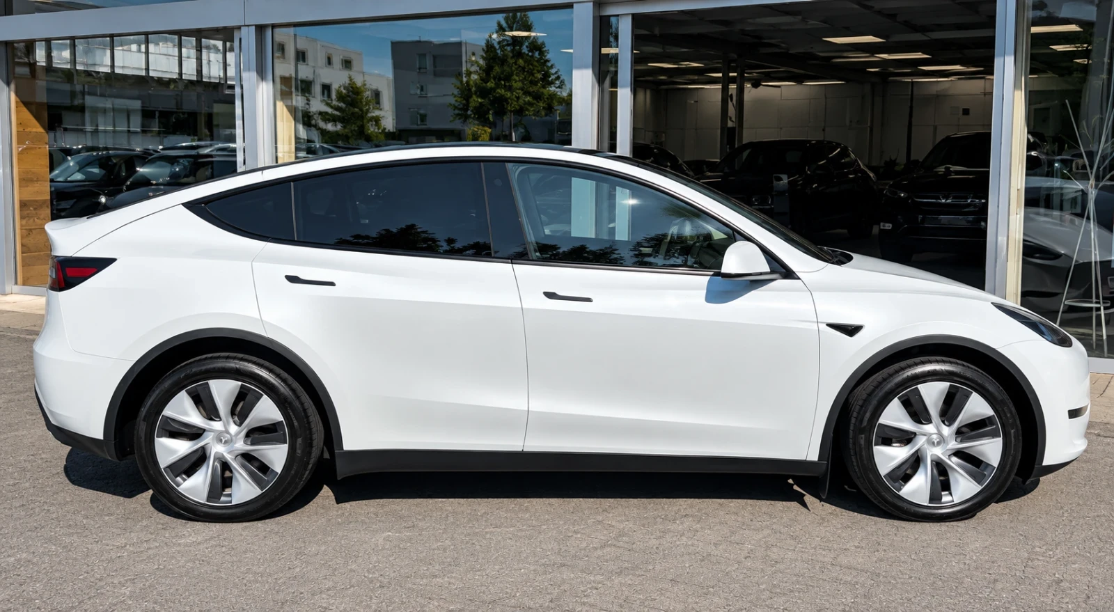 Tesla Model Y Long range duall motor 360cam Berlin Giga, снимка 4 - Автомобили и джипове - 56317657