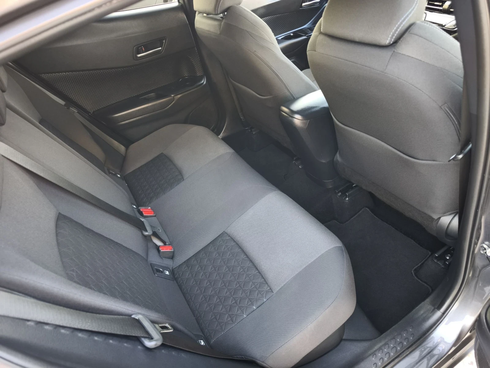 Toyota C-HR 2.0HYBRID  LOUNGE FULL SERVICE IN TOYOTA NEW !!! - изображение 10