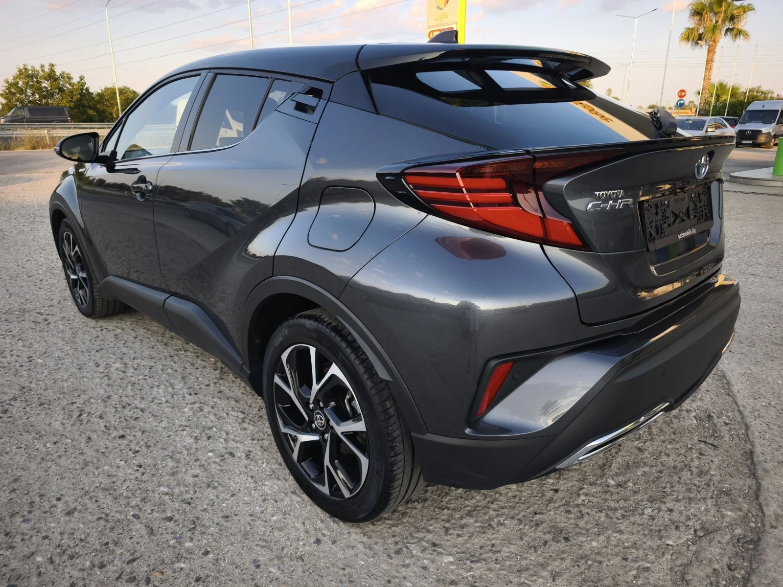 Toyota C-HR 2.0HYBRID  LOUNGE FULL SERVICE IN TOYOTA NEW !!! - изображение 4