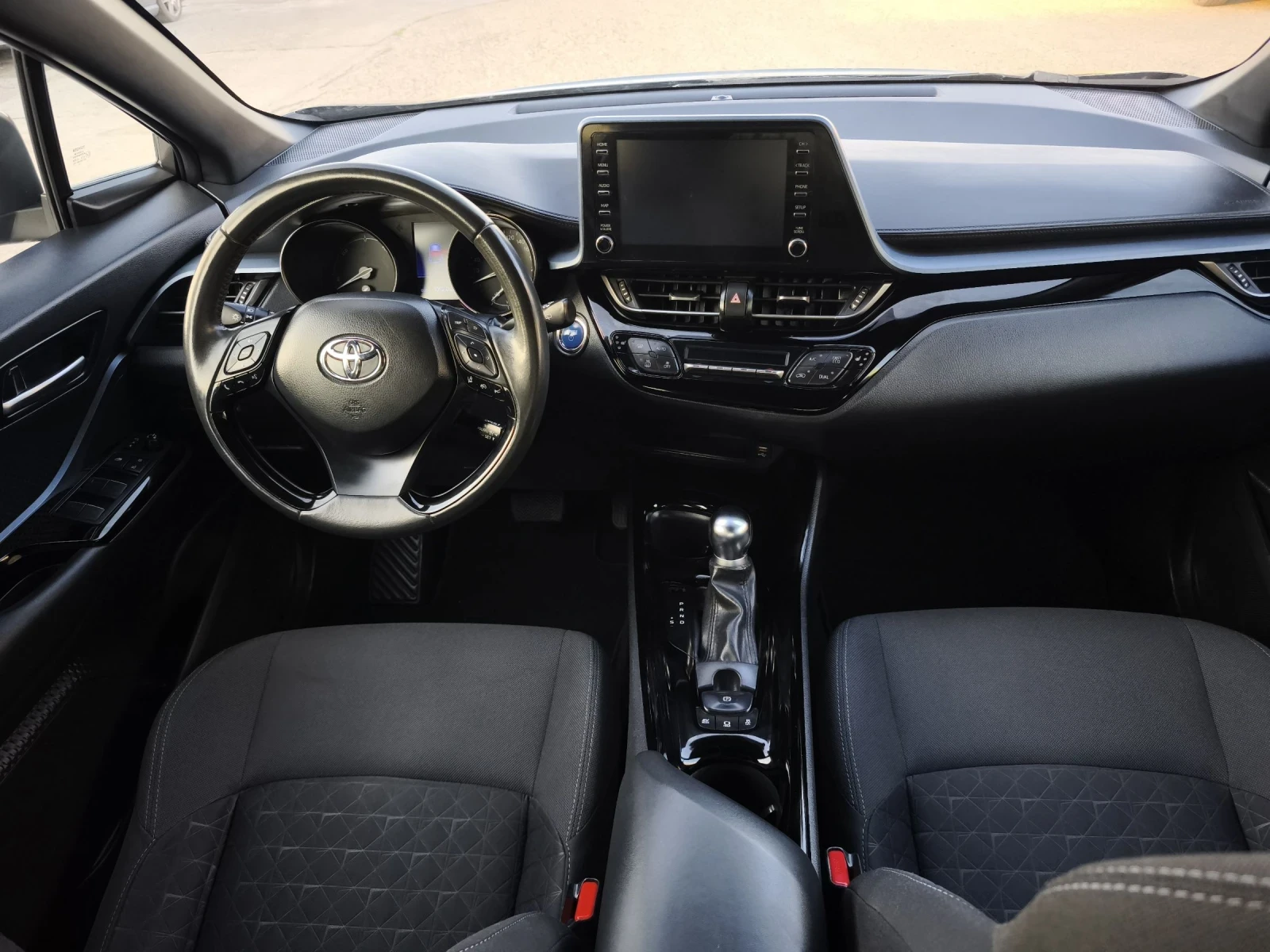 Toyota C-HR 2.0HYBRID  LOUNGE FULL SERVICE IN TOYOTA NEW !!! - изображение 9