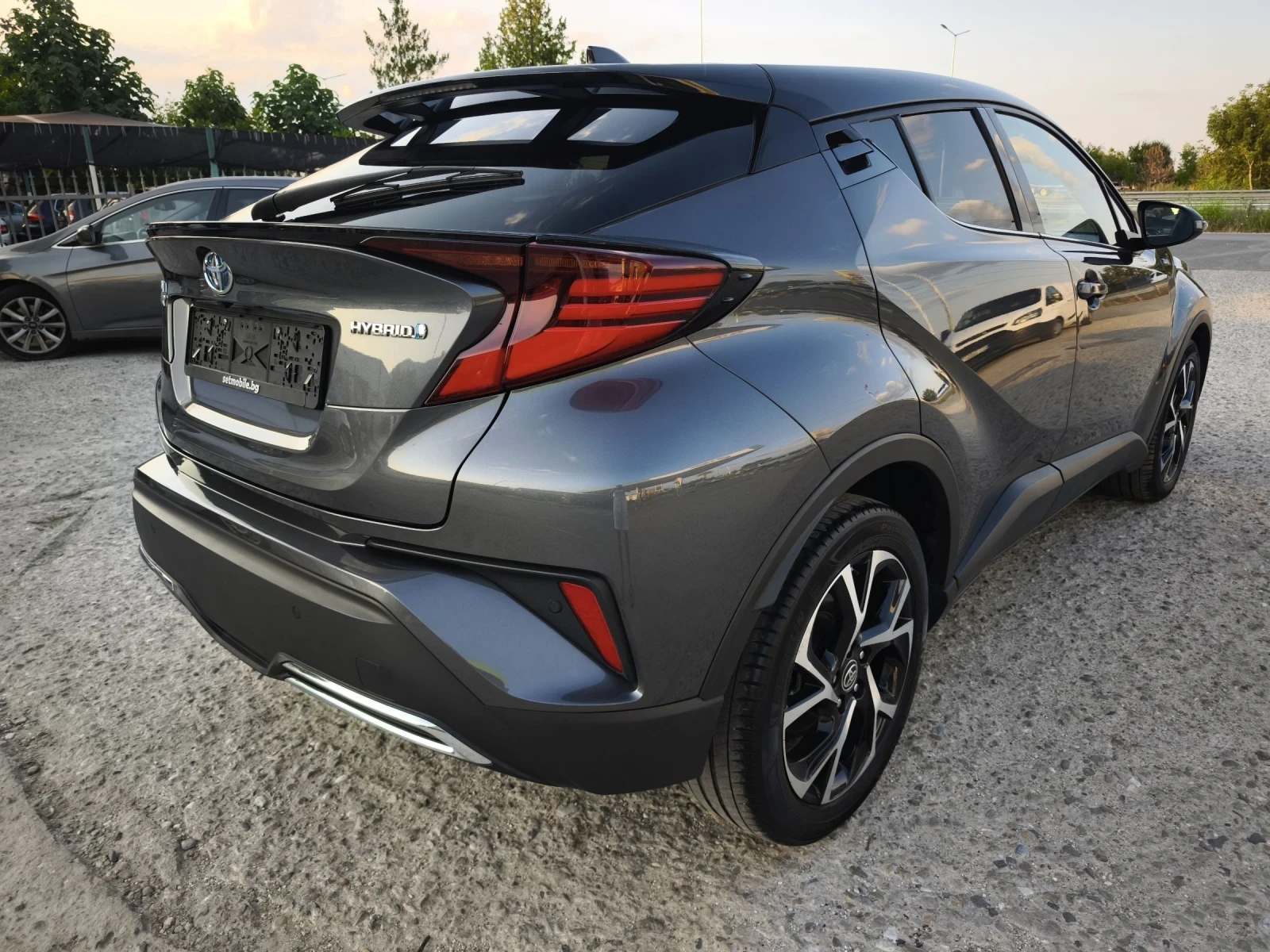 Toyota C-HR 2.0HYBRID  LOUNGE FULL SERVICE IN TOYOTA NEW !!! - изображение 3