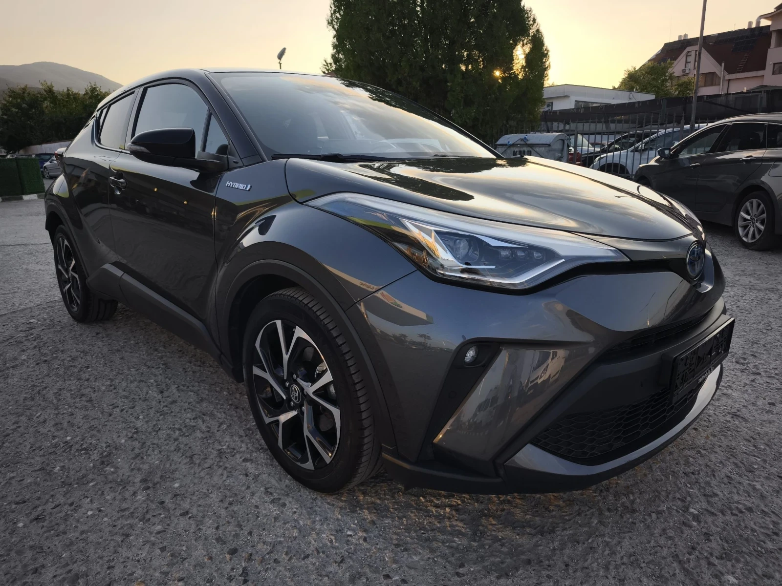 Toyota C-HR 2.0HYBRID  LOUNGE FULL SERVICE IN TOYOTA NEW !!! - изображение 2