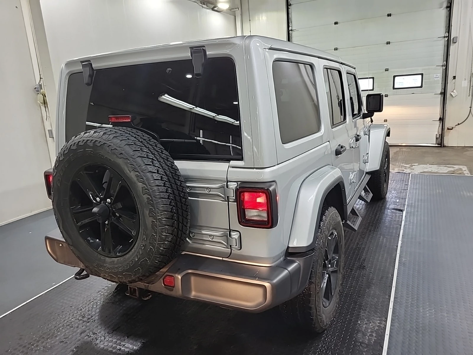 Jeep Wrangler SAHARA ALTITUDE * CARFAX * АВТОКРЕДИТ * , снимка 3 - Автомобили и джипове - 56133336