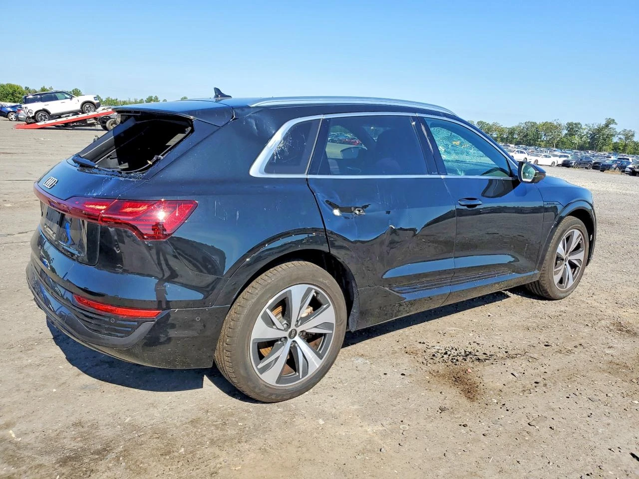 Audi Q8 E-Tron Premium Plus, снимка 3 - Автомобили и джипове - 56618891