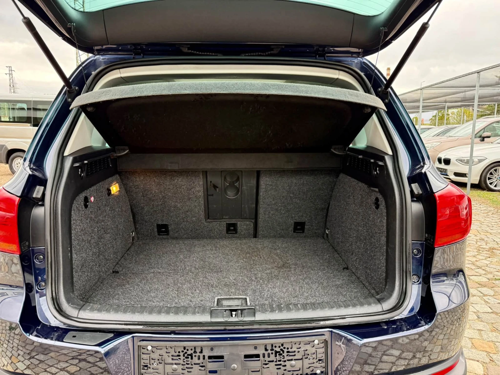 VW Tiguan 2.0 4x4 6-скорости, снимка 16 - Автомобили и джипове - 56724621