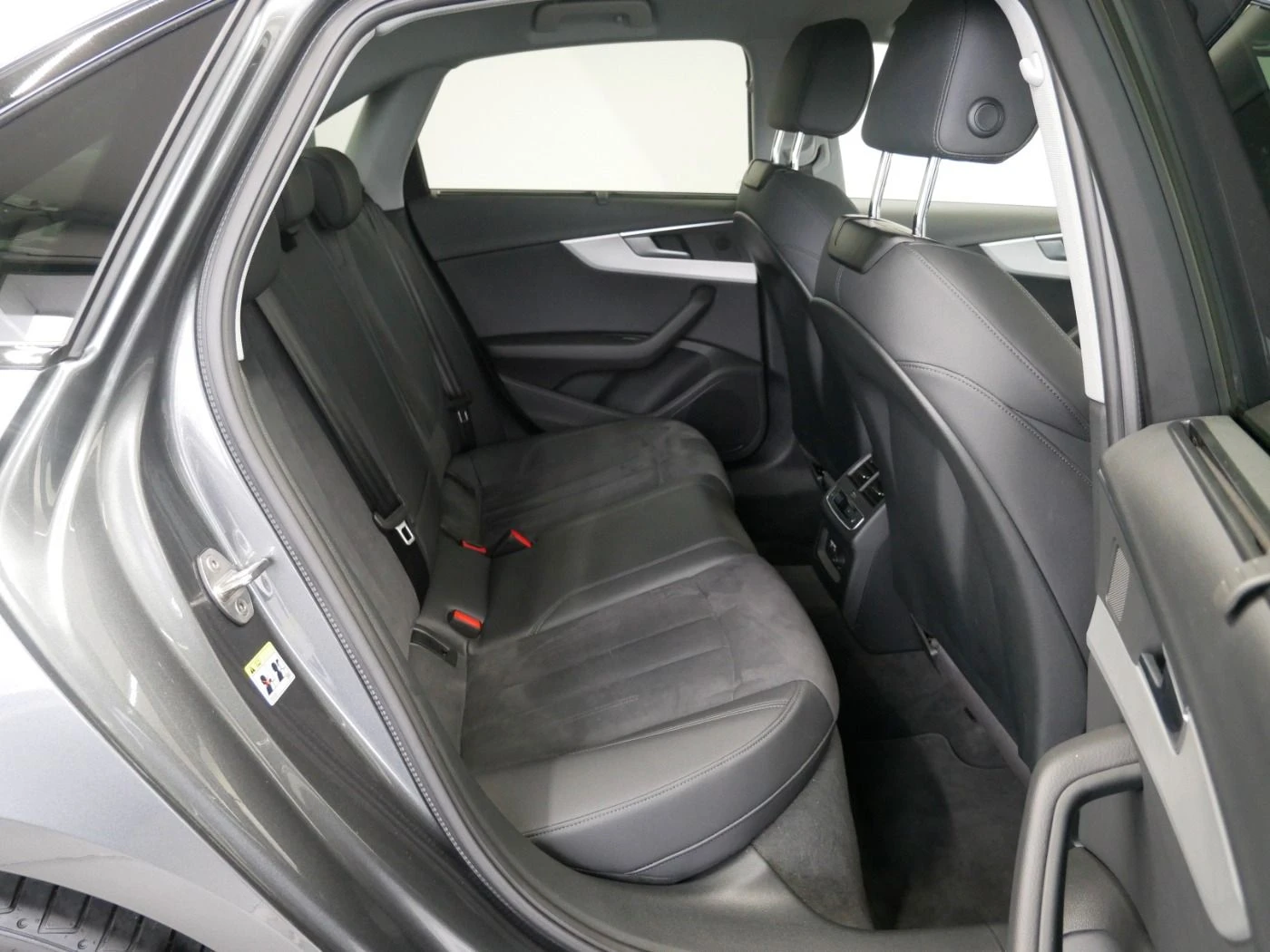 Audi A4 Limousine 30 TDI = S-line= Гаранция - изображение 10
