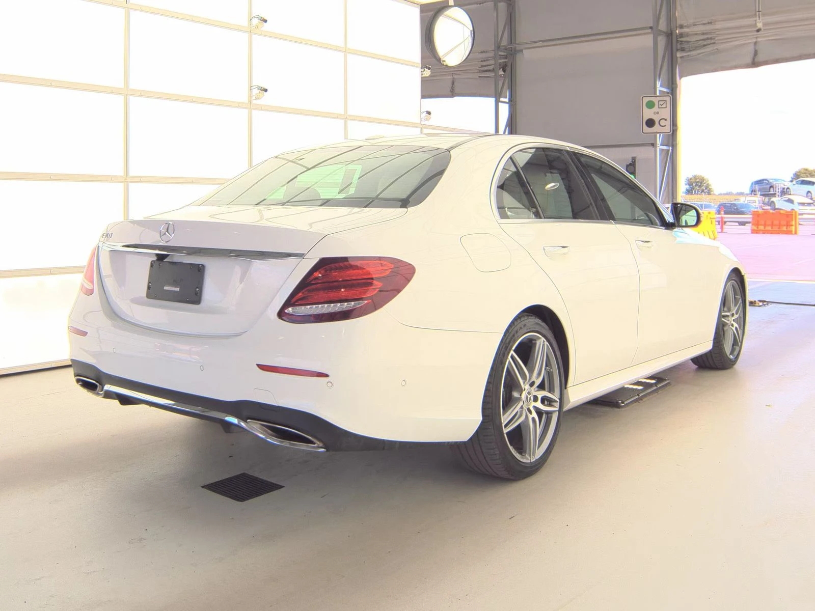 Mercedes-Benz E 300 AMG* PACK* BURMESTER* 360КАМЕРА* МЪРТВА* ТОЧКА*  - изображение 2