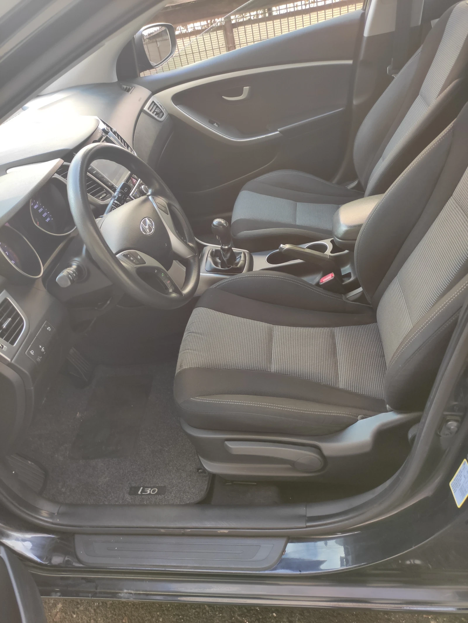 Hyundai I30 1.4 Бензин / Камера / Навигация / Гаражен  - изображение 10