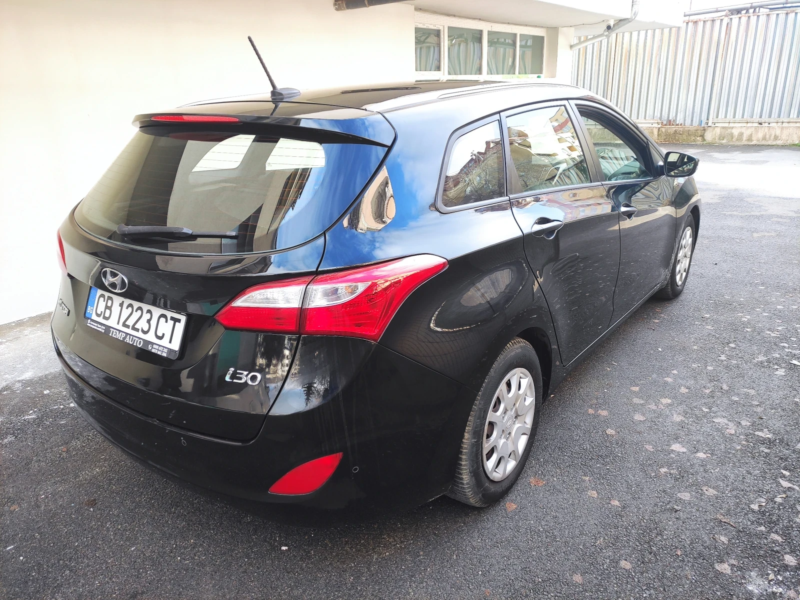 Hyundai I30 1.4 Бензин / Камера / Навигация / Гаражен  - изображение 6