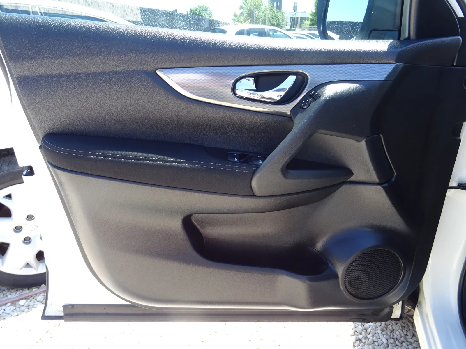 Nissan Qashqai 1.5dci N-Connecta 2WD, снимка 8 - Автомобили и джипове - 54853174