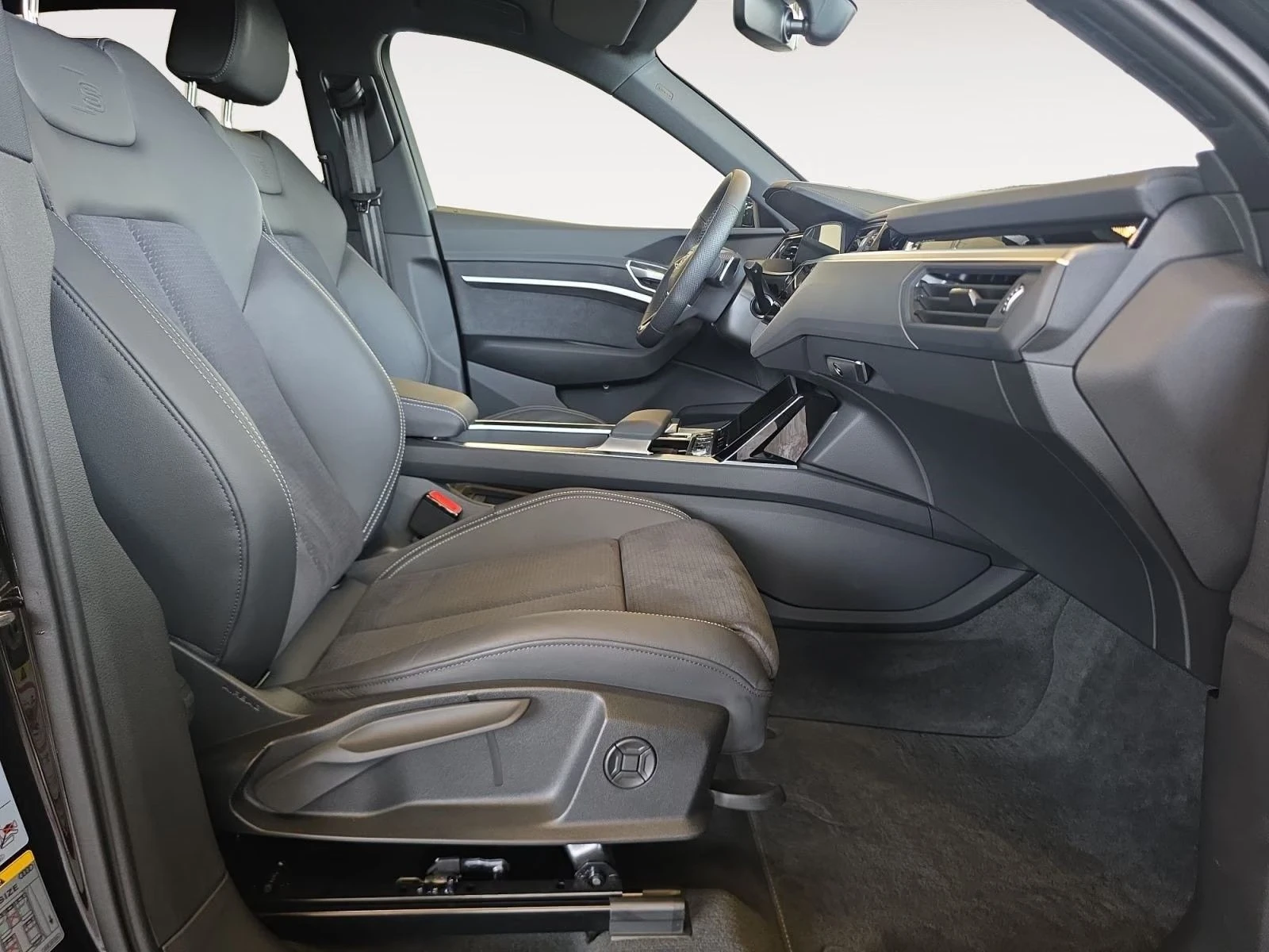 Audi Q8 E-TRON 55 / SPORTBACK/ S-LINE/ MATRIX/ HUD/ QUTTRO, снимка 14 - Автомобили и джипове - 56092104