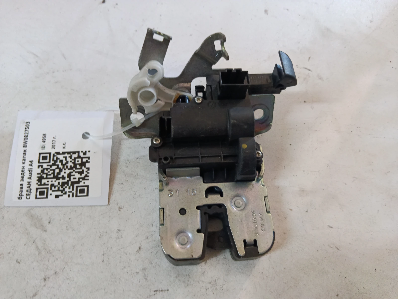 брава заден капак 8W0827503 СЕДАН Audi A4