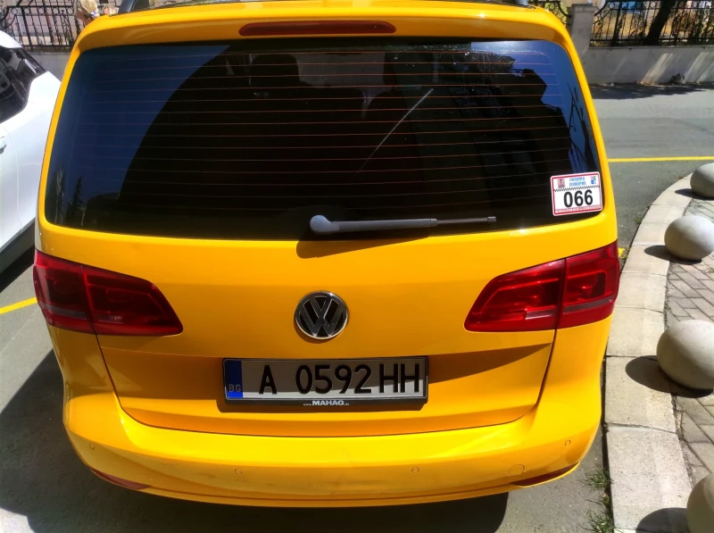 VW Touran 2.0 TDI DSG, снимка 8 - Автомобили и джипове - 52954254