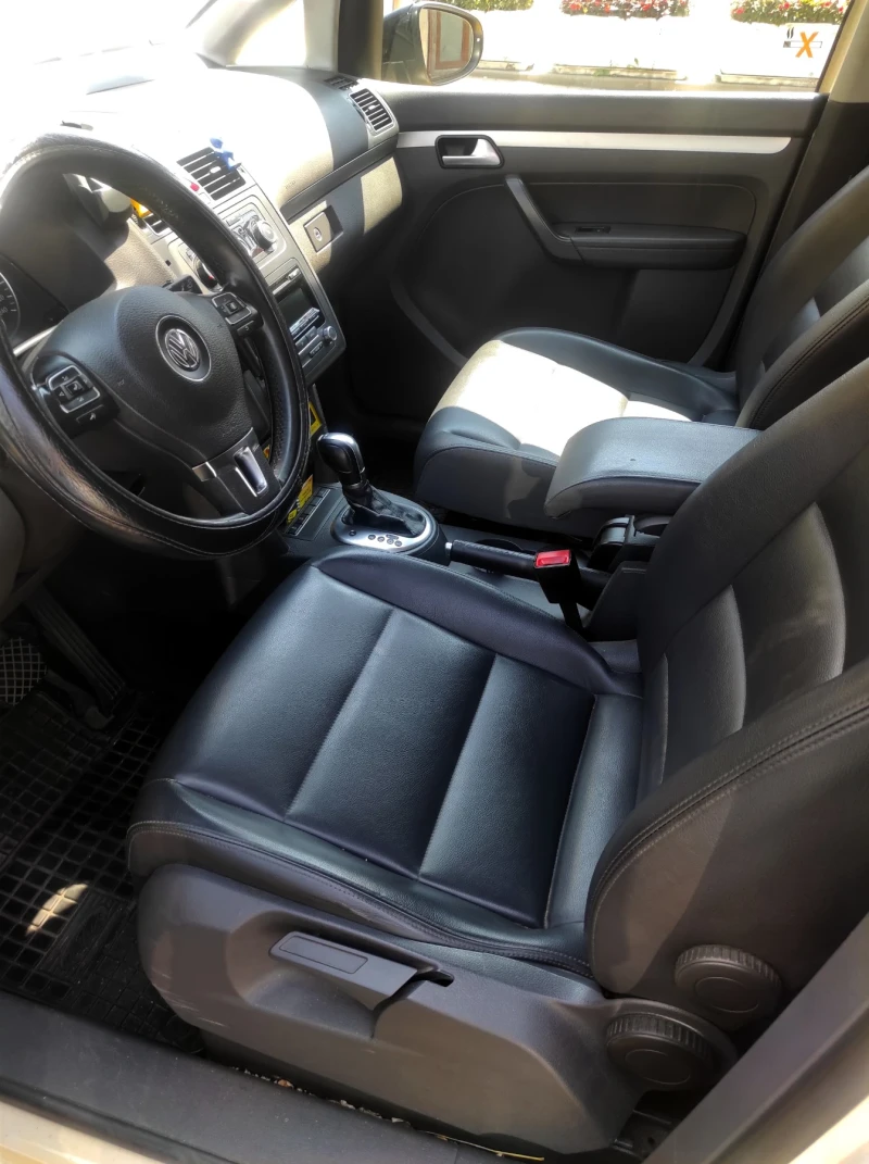 VW Touran 2.0 TDI DSG, снимка 15 - Автомобили и джипове - 52954254