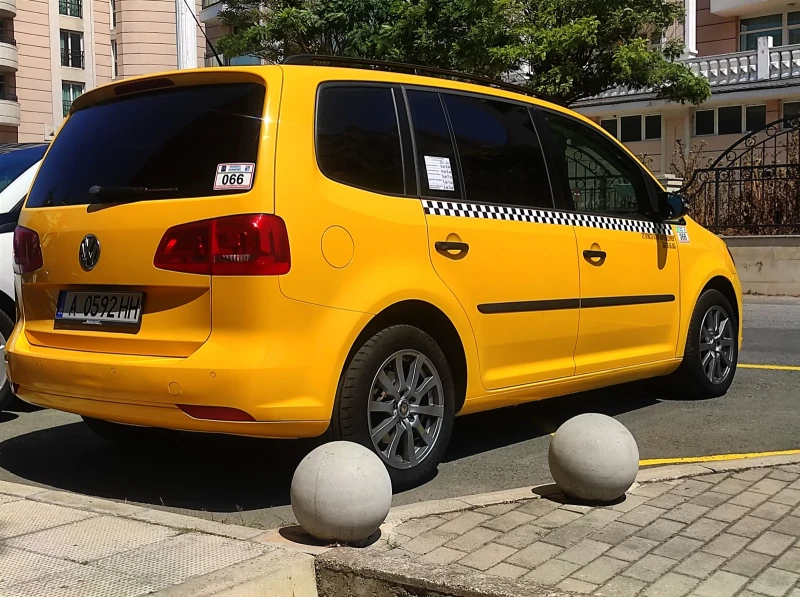 VW Touran 2.0 TDI DSG, снимка 7 - Автомобили и джипове - 52954254